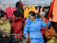 网购衣服虽方便，仍有人爱逛实体店砍价，教你四个小窍门