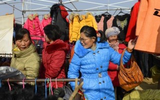 网购衣服虽方便，仍有人爱逛实体店砍价，教你四个小窍门