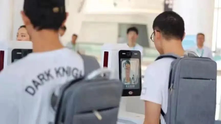 5G时代民航黑科技来袭！东航人脸识别登机超酷炫-第4张图片-拼多多助力