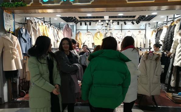 网购衣服虽方便，仍有人爱逛实体店砍价，教你四个小窍门-第2张图片-拼多多助力