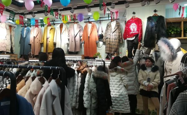 网购衣服虽方便，仍有人爱逛实体店砍价，教你四个小窍门-第3张图片-拼多多助力